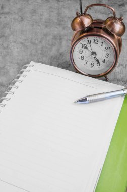 Kitap ile Retro alarrm saat.