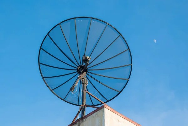 Antena prato por satélite — Fotografia de Stock