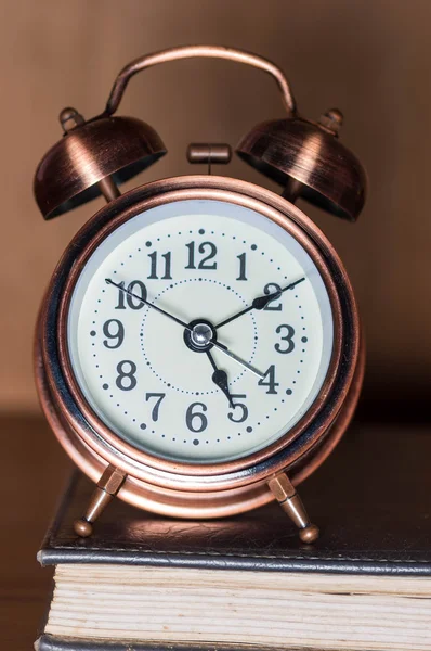 Alarm clock and book. — Stock Photo, Image