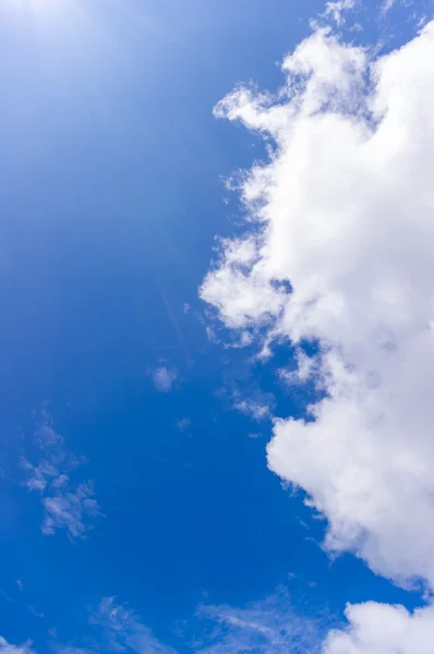 Cielo azul con nube. —  Fotos de Stock