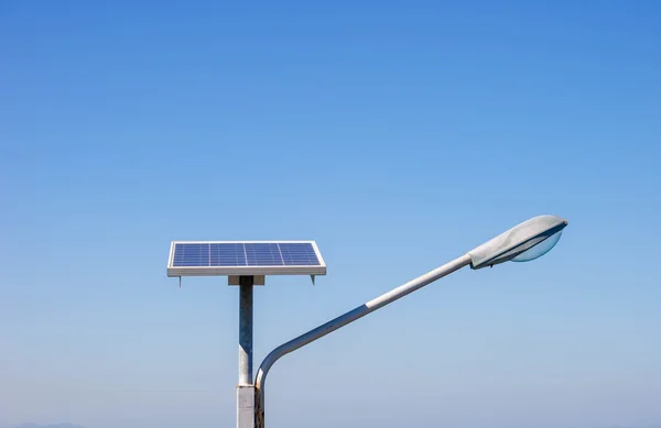 Güneş paneli ile sokak lambası .
