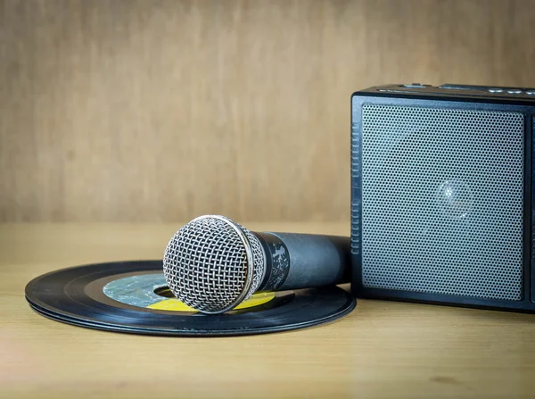 Radio och mikrofon på bord. — Stockfoto