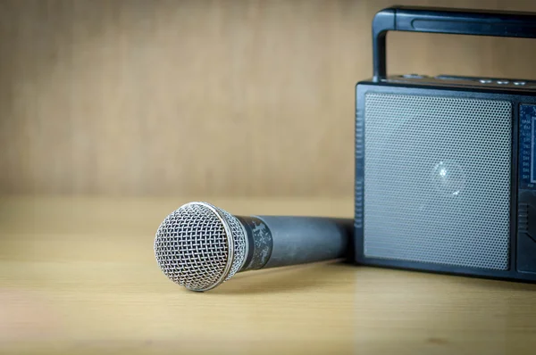 Radio och mikrofon på bord. — Stockfoto