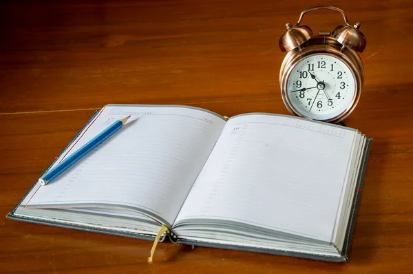 Retro-Armbanduhr mit Buch. — Stockfoto