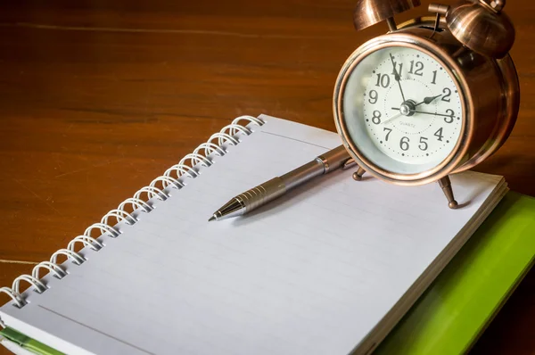 Retro-Armbanduhr mit Buch. — Stockfoto