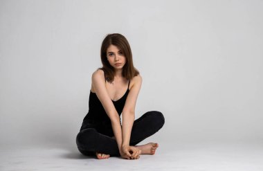 Model testleri. Siyah elbiseli bir model.