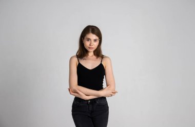 Model testleri. Siyah elbiseli bir model.