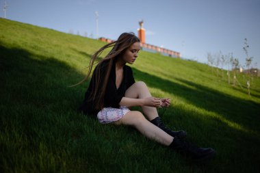 Sokak fotoğrafçılığı. Güneşli bir günde tepede bir kız.