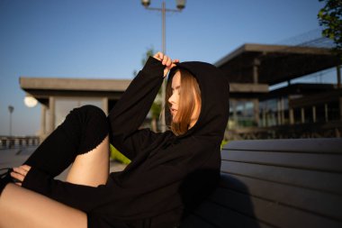 Tişörtlü ve taytlı bir kızın sokak fotoğrafı..