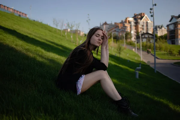 Straßenfotografie Mädchen Auf Dem Hügel Einem Sonnigen Tag — Stockfoto