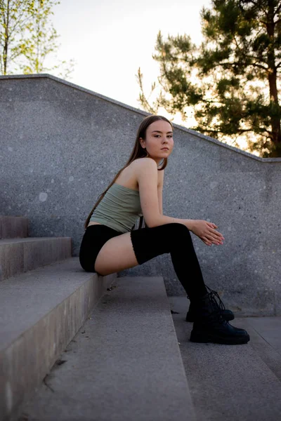 Straßenfotografie Mädchen Auf Den Stufen Leggings — Stockfoto