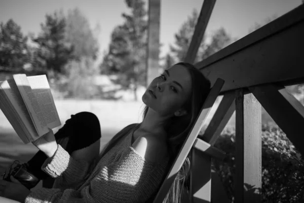 Street Photography Girl Embankment Reads Book — Stock Photo, Image