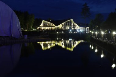 Otel ışıklarının geceleri suda yansıması.