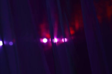 Perdenin arkasında renkli ışıklar