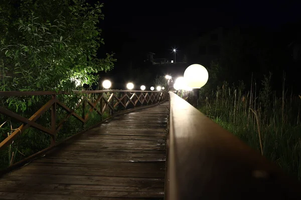 Ponte Madeira Sobre Rio Noite — Fotografia de Stock