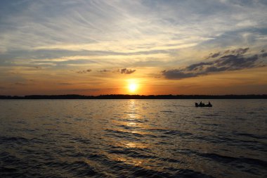 Volga nehrinin kıyısında gün batımı ve tekne