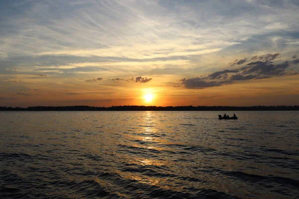 Volga nehrinin kıyısında gün batımı ve tekne