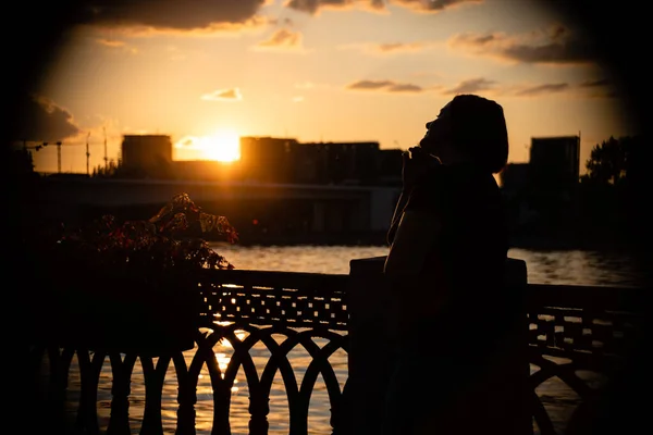 Menina Fica Dique Pôr Sol — Fotografia de Stock