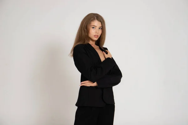 Mädchen Schwarzer Jacke Und Hose Auf Weißem Hintergrund — Stockfoto