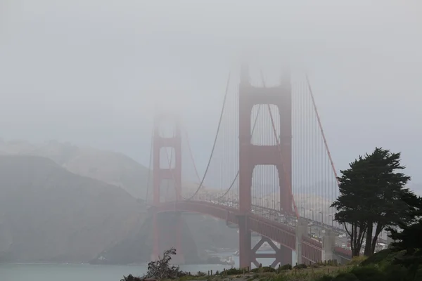 Golden Gate Bridge w mgle, San Francisco, California, Stany Zjednoczone Ameryki — Zdjęcie stockowe