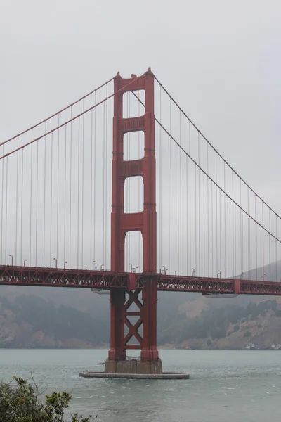 Golden Gate Bridge in fog, San Francisco, California, Estados Unidos — Foto de Stock