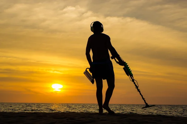Metal dedektörü ile sunset bulvarında plaj Hazine Hunter