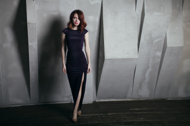 Uzun siyah elbise gri arka plan moda portre güzel kadın