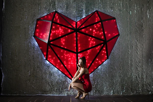 Krásná žena v malých červených šatech s Valentýnské srdce — Stock fotografie