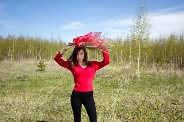 Bella donna nel parco nella giornata di sole bel tempo — Foto Stock