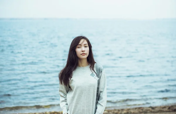 Mladá krásná žena na pozadí studené moře — Stock fotografie