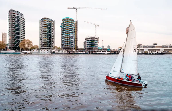 Londra, İngiltere - 17 Nisan 2014: Thames nehrinde bir yelkenli. Nine Elms arka planda, nehir kenarındaki yerleşim yerlerinde gelişmeler var.. 