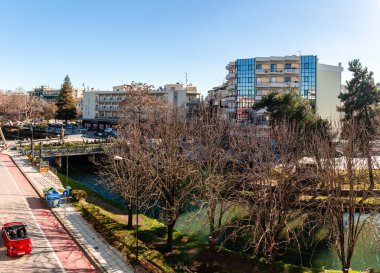 Trikala, Yunanistan - 6 Şubat 2021: İnsanların güneşli bir günün keyfini çıkardığı şehir merkezinin yüksek açılı manzarası.