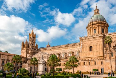 Palermo, İtalya - 31 Aralık 2015: Şehir Katedrali manzarası. Bakire Meryem 'in Varsayımına adanmıştır.. 