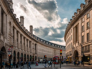 Londra / İngiltere - 15 Eylül 2018: Piccadilly Circus yakınlarındaki Regent Caddesi kavisi. Regent Caddesi, Londra 'nın West End bölgesinin başlıca turizm ve alışveriş merkezidir..