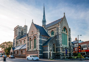 Londra / İngiltere - 16 Eylül 2018: Chipping Barnet 'teki Aziz John Kilisesi manzarası. 1250 civarında inşa edilmiş, Wood Caddesi ve High Caddesi kavşağında duruyor..