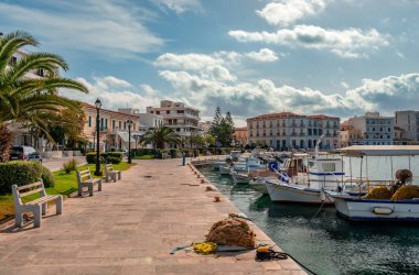 Tinos / Yunanistan - 18 Ekim 2020: Güneşli bir sabahta adanın başkenti Chora 'nın liman manzarası. Tinos, Ege Denizi 'nde yer alan bir Yunan adasıdır..