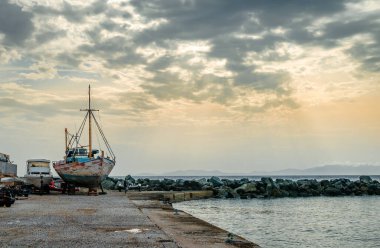 Eski tersanenin manzarası, kıyı yolunun sonunda, Tinos Adası, Kiklad, Yunanistan.