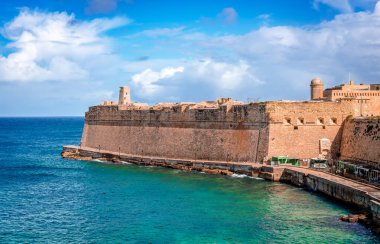 Saint Elmo Körfezi ve Malta Valletta şehir duvarları..