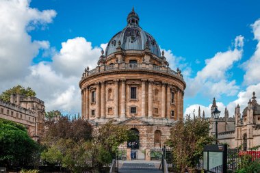 Oxford, İngiltere - 21 Eylül 2018: Radcliffe Camera 'nın görüntüsü. 1749 yılında Radcliffe Bilim Kütüphanesi 'ne ev sahipliği yapmak için inşa edildi. Bodleian kütüphanesi sağda..