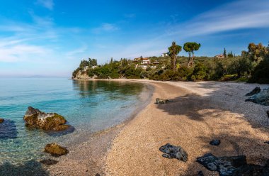 Yunanistan 'ın Thessaly kentindeki Pelion Dağı yamaçlarında geleneksel bir köy olan Afissos' taki Lagoudi plajı..