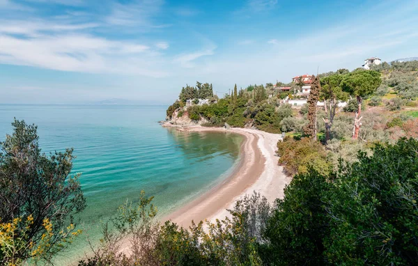 Pagasetik Körfez manzaralı Pelion Dağı 'nın yamaçlarına amfiteatral olarak inşa edilmiş geleneksel bir köy olan Afissos' taki Lagoudi plajının yüksek açılı görüntüsü. Magnezya, Teselya, Yunanistan.