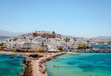Naxos, Yunanistan - 23 Temmuz 2016: Yazın kent manzarası. Fotoğraf Portara 'dan alındı.