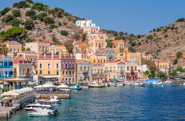 Symi, Yunanistan - 17 Ağustos 2017: Rıhtım manzarası. Symi, sakin atmosferi ve muhteşem mimarisi ile ziyaretçileri hayrete düşüren küçük bir Dodecanese adasıdır.. 
