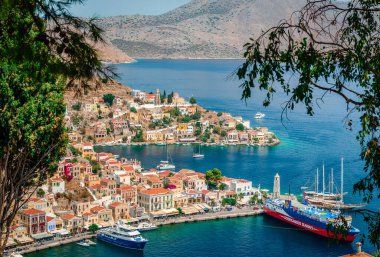 Symi, Yunanistan - 17 Ağustos 2017: Limanın yukarıdan görüntüsü. Symi (veya Simi), Yunanistan 'ın Dodecanese kentinde sakin atmosferi ve muhteşem mimarisi ile ziyaretçileri şaşırtan küçük bir adadır.. 