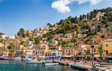 Symi, Yunanistan - 17 Ağustos 2017: Rıhtım manzarası. Symi, sakin atmosferi ve muhteşem mimarisi ile ziyaretçileri hayrete düşüren küçük bir Dodecanese adasıdır.. 