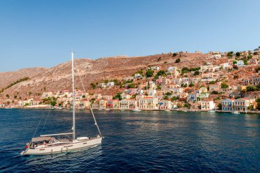 Yunanistan 'ın Dodecanese kentindeki küçük bir ada olan Symi' ye, sakin atmosferi ve muhteşem mimarisi ile bir yat yaklaşıyor.. 
