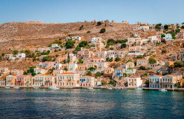 Symi / Yunanistan - 17 Ağustos 2017: Köy manzarası. Symi, sakin atmosferi ve muhteşem mimarisi ile ziyaretçileri hayrete düşüren küçük bir Dodecanese adasıdır.. 