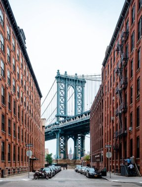 New York City, New York, ABD - 16 Temmuz 2014: The Manhattan bridge from Brooklyn Heights (Washington St and Water St), with the Empire State Building in the background.