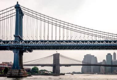 New York, ABD - 14 Temmuz 2014: Manhattan ve Brooklyn Köprüsü manzarası. Fotoğraf, feribottan Doğu Nehri 'nde dolaşırken çekildi..