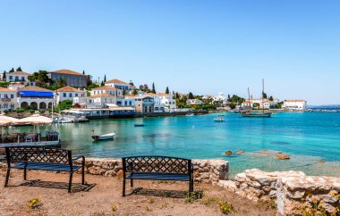 Spetses, Yunanistan - 28 Nisan 2018: Arka planda eski liman manzarası. Spetses, otomobil kullanımına izin verilmeyen küçük bir adadır..
